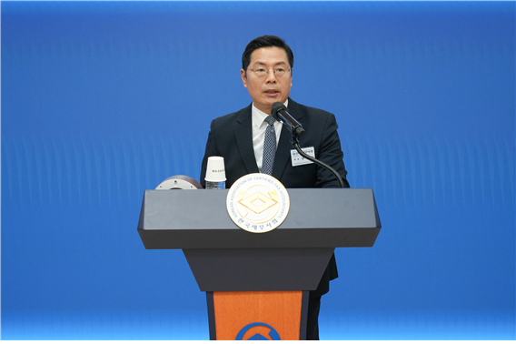 구재이 한국세무사회 회장이 2026년 제3차 국세경력세무사 실무교육 수료식에서 인사말을 하고 있다