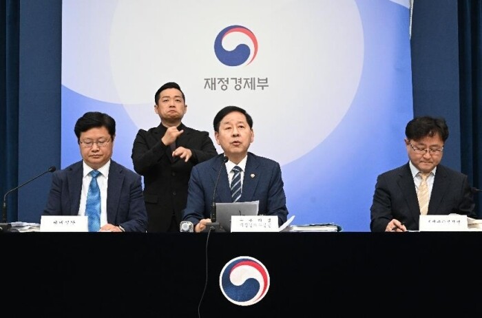 한국세무사회는 정부의 세제개편안에 대한 개선 의견을 20일 재정경제부에 제출했다고 밝혔다. 사진은 지난 3일 정부의 세제개편안 발표 모습[재정경제부 제공]