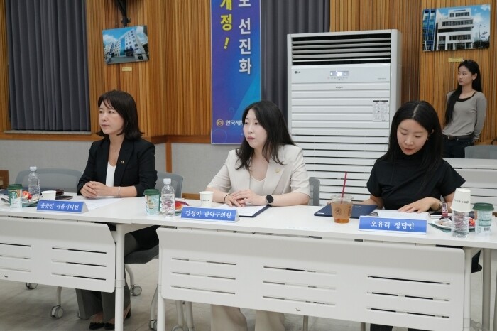 26일 열린 한국세무사회의  ‘세무사 정치아카데미 간담회’​에서 윤유진 서울시의원, 김성아 관악구의원 등 초선으로 당선된 여성 청년세무사들이 선거 경험담을 후배들과 공유하고 있다.
