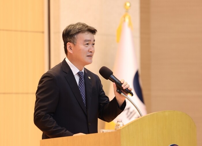 27일 관세청 개청 50주년기념식에서 기념사를 하고 있는 이종욱 관세청장.  