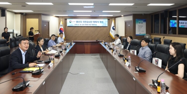 이종욱 관세청장(왼쪽 첫 번째)이 28일 정부대전청사에서 개최된 원산지 국민감시단 위촉식에서 인사말씀을 하고 있다.