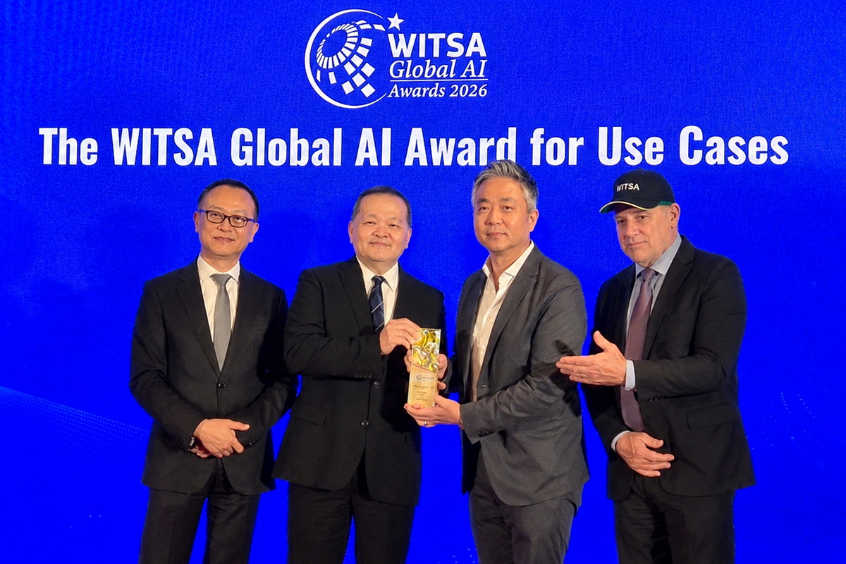 더존비즈온이 1일(현지시간) 대만 타이베이에서 열린 ‘WITSA Global AI Awards 2026’ 시상식에서 ‘AI Use Cases 부문’ 상을 수상했다. 사진 가운데 Dato’ Dr. Sean Seah WITSA 회장과 방영선 더존비즈온 부사장.