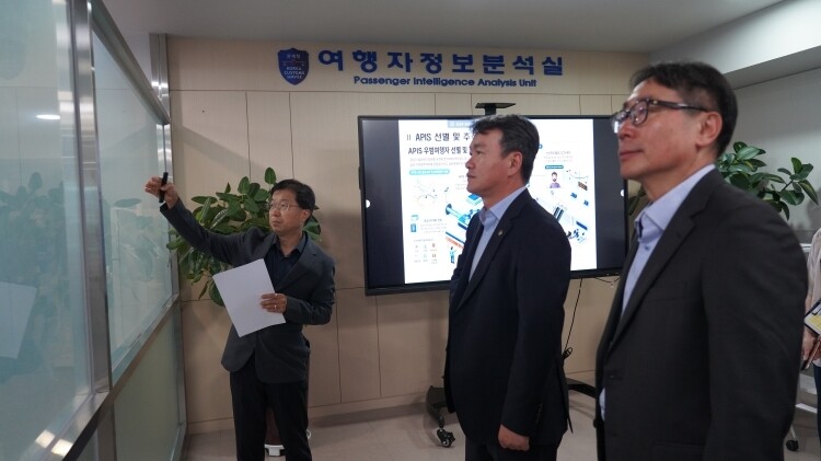 이종욱 관세청장(가운데)이 2일 인천공항 제1터미널을 방문, 마약밀수 차단을 위한 국경감시단속체계를 점검하고 있다.