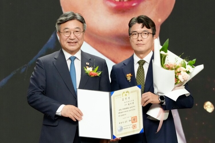 9월 4일 SBS 상암동 프리즘타워에서 열린 제2회 고향사랑기부대상 시상식에서 한국세무사회 김선명 부회장(오른쪽)이 대통령표창을 수상한 후 운호중 행정안전부 장관과 기념촬영을 하고 있다[한국세무사회 제공]