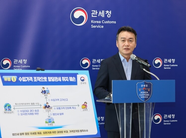 9일 할당관세제도 악용 불법행위 특별단속 성과 브리핑후 기자의 질문에 답변하고 있는 이종욱 관세청장