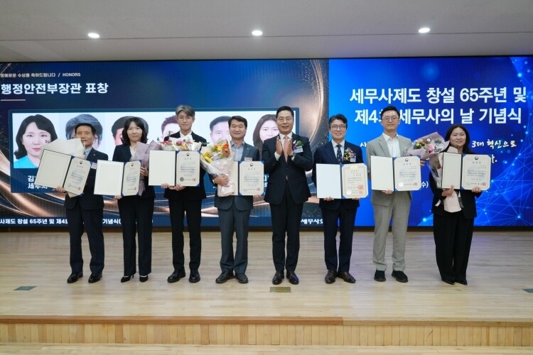 9일 세무사제도 창설 65주년 및 제4회 세무사의 날 기념식에서  ‘제2회 고향사랑기부대상’ 수상자들이 표팡을 전수받은 후 구재이 한국세무사회장과 기념촬영을 하고 있다.