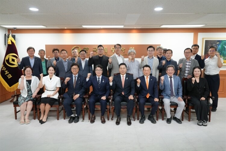 이날 간담회 참석자들이 세무사 업역 수호와 회원 권익 보호를 위한 협력을 다짐하며 기념촬영을 하고 있다.