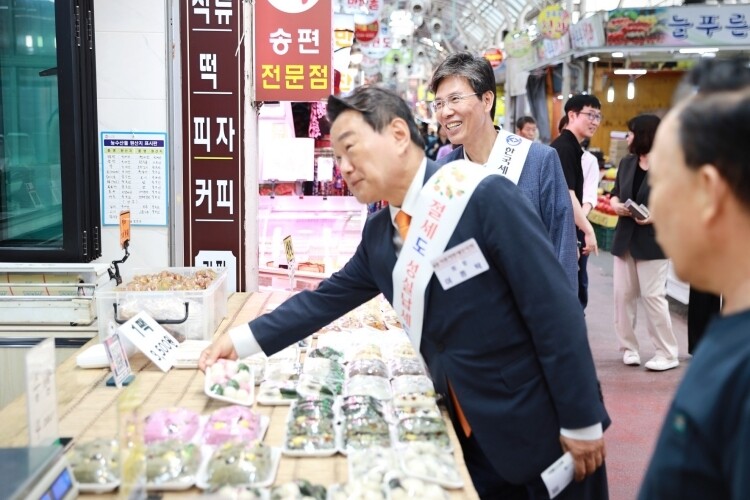 서울지방세무사회가 14일 강서구 남부골목시장에서 진행한 ‘찾아가는 마을세무사 및 전통시장 장보기’ 행사에서 이종탁 서울지방세무사회장이 물품을 구매하며 상인과 대화를 나누고 있다.