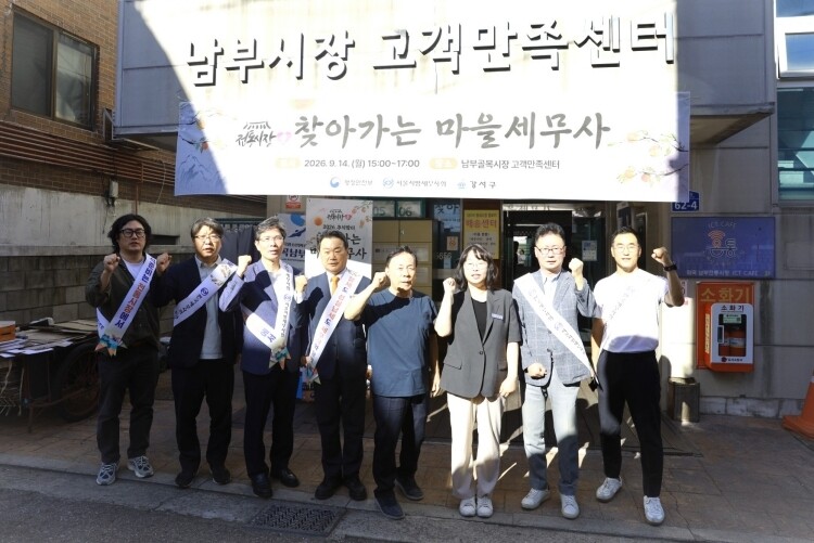 이날 행사 참가자들이 기념촬영을 하고 있다.