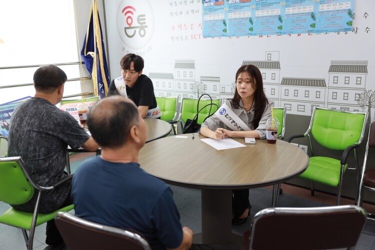 마을세무사가 남부골목시장에서 상인들을 위한 무료 세무상담을 하고 있다.