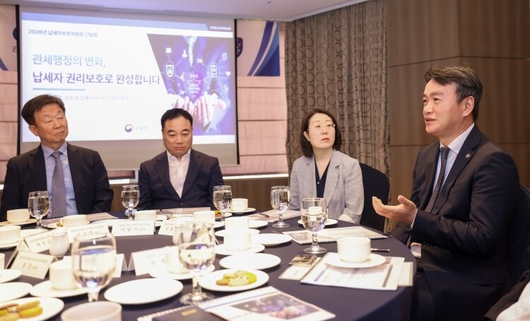 관세청은 16일 납세자보호위원회 위원장들과 간담회를 갖고 납세자보호제도 개편에 대해 논의했다[관세청 제공]