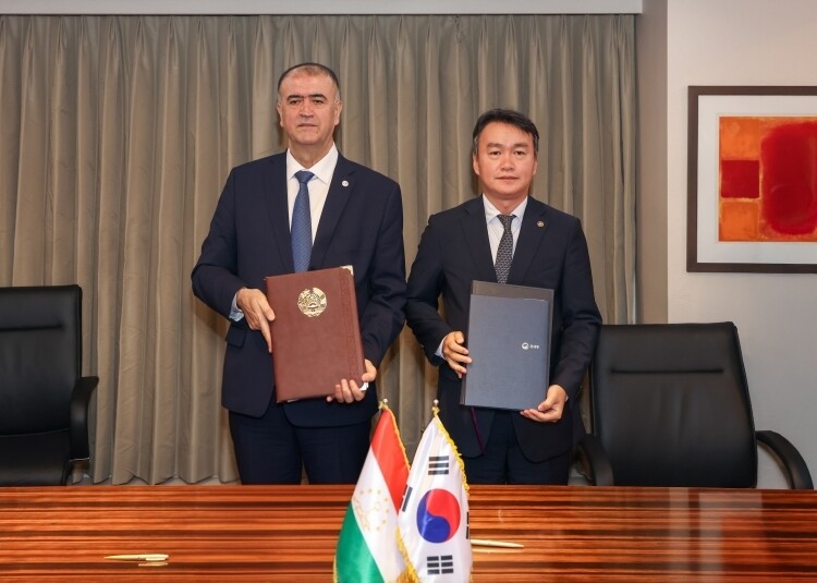 이종욱 관세청장(오른쪽)이 타지키스탄 관세청과 국경단계 지식재산권 보호 MOU 및 세관상호지원협정을 체결한 뒤 기념 촬영하고 있다.