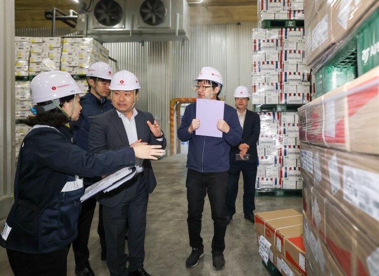 박헌 관세청 차장(왼쪽 두 번째)이 17일 경기도 이천에 소재한 롯데글로벌로지스 이천물류센터를 방문해 추석 명절 물가안정을 위한 현장점검을 실시하고 있다.