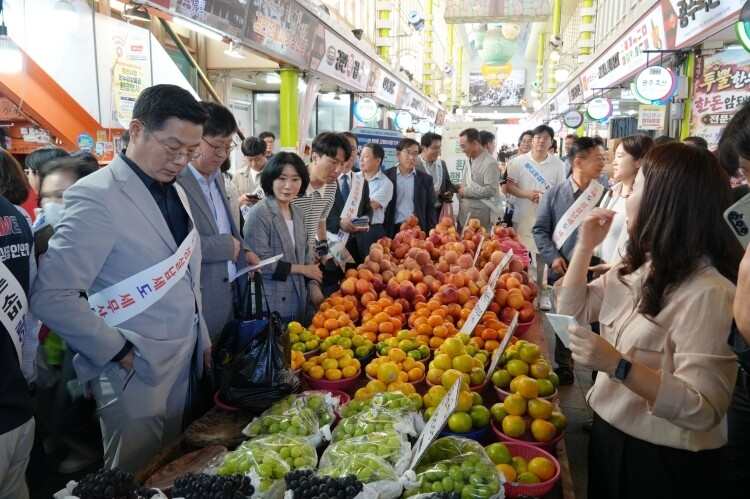 한국세무사회 구재이 회장, 노충환 경기광주세무서장, 한승일 중부지방세무사회 부회장, 윤석일 경기광주지역세무사회장 등이 경안시장에서 추석 성수품 장보기 행사에 참여하고 있다.
