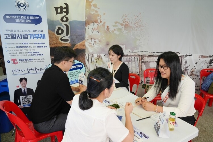 중부지방세무사회 심상미·홍신애 세무사가 경안시장 상인과 지역주민을 대상으로 무료 세무상담을 진행하고 있다.