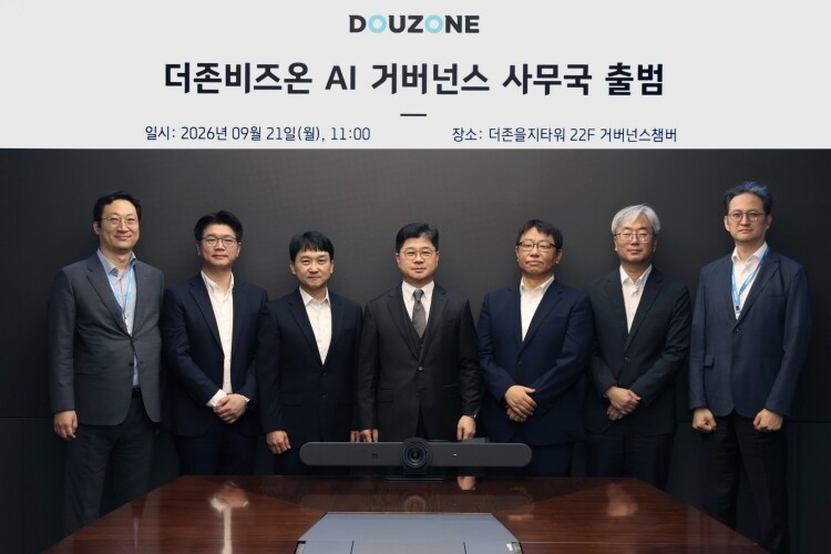 더존비즈온은 21일 ‘AI 거버넌스 사무국’ 공식 출범식을 개최했다. 공동대표 지용구 사장(가운데)과 주요 관계자들이 기념 촬영을 하고 있다.