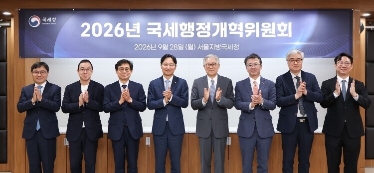 이날 회의에 참석한 위원들이 임광현 국세청장과 기념촬영을 하고 있다.