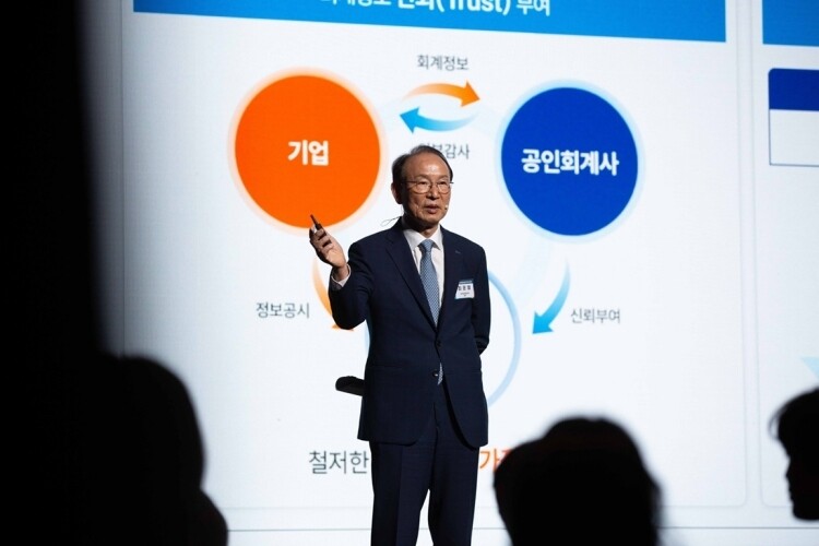 지난 22일 서울 신라호텔에서 열린 ‘제61회 공인회계사시험 합격자 환영식’에서 최운열 회장이 합격자들에게 축하 인사말을 하고 있다.