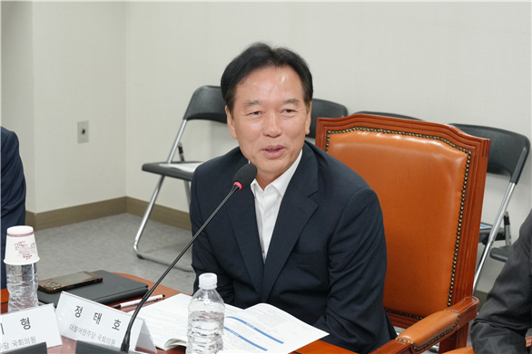 유산기부 활성화를 위한 한국의 ‘레거시 텐’ 제도 도입에 관한 정책 토론회에 참석하여 인사말을 하고 있는 국회 재정경제기획위원회 정태호 의원