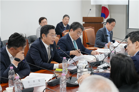 유산기부 활성화를 위한 한국의 ‘레거시 텐’ 제도 도입에 관한 정책 토론회에 참석하여 발언을 하고 있는 한국세무사회 구재이 회장