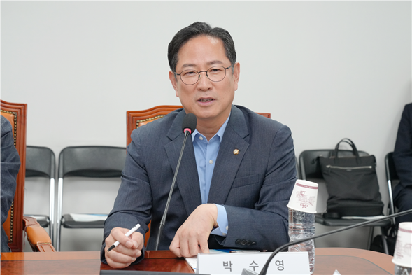 유산기부 활성화를 위한 한국의 ‘레거시 텐’ 제도 도입에 관한 정책 토론회에 참석하여 인사말을 하고 있는 국회 재정경제기획위원회 박수영 의원