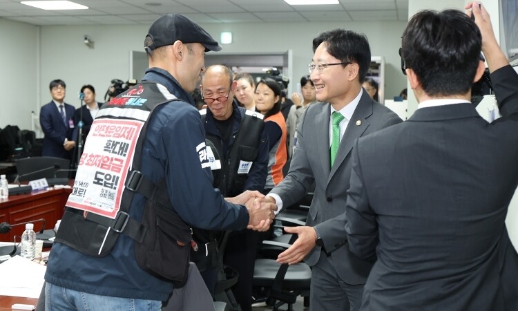 임광현 국세청장이 1일 현장소통 간담회에서 인적용역 사업자단체 관계자들과 인사를 나누고 있다.