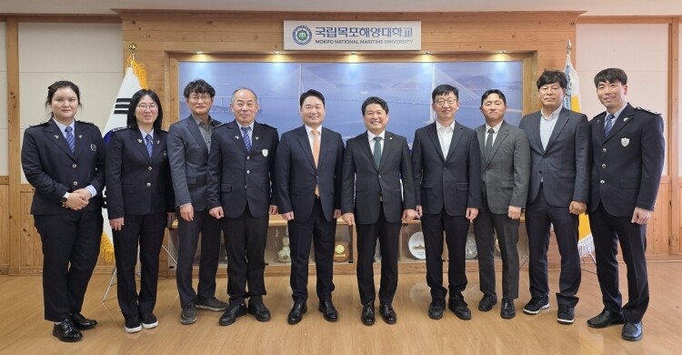 박헌 관세청 차장(왼쪽에서 5번째)이 7일 국립목포해양대에서 예비 해기사 대상 특강후 단체사진을 찍고 있다.
