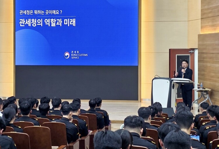10월 7일 국립목포해양대에서 예비 해기사 대상 특강을 하고 있는 박헌 관세청 차장