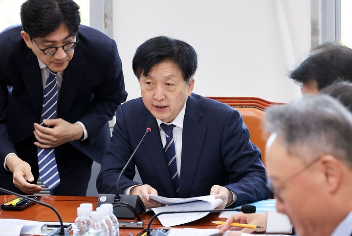 지난 1일 열린 하반기 국회 첫 조세소위에서 오기형 위원장이 회의를 주재하고 있다[한국세무사회 제공]