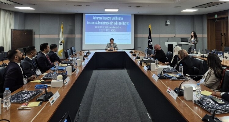 한민 관세청 국제관세협력국장이 12일 KOICA 성남 연수센터에서 열린 ‘26년 인도·이집트 관세행정 심화연수’에서 모두 발언하고 있다[관세청 제공]