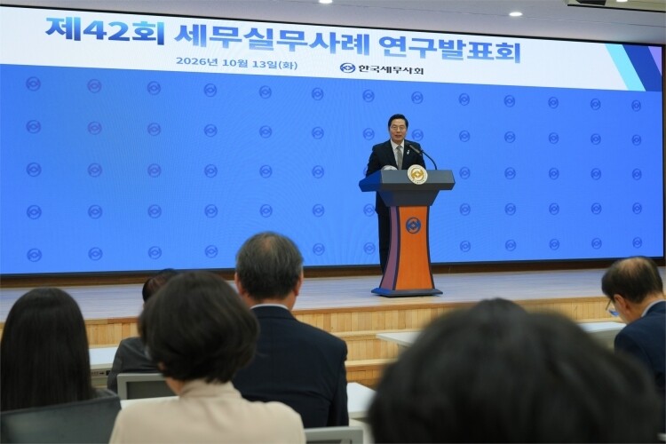 ▲구재이 한국세무사회장이 13일 세무사회관에서 열린 ‘제42회 세무실무사례연구발표회’에서 인사말을 하고 있다.