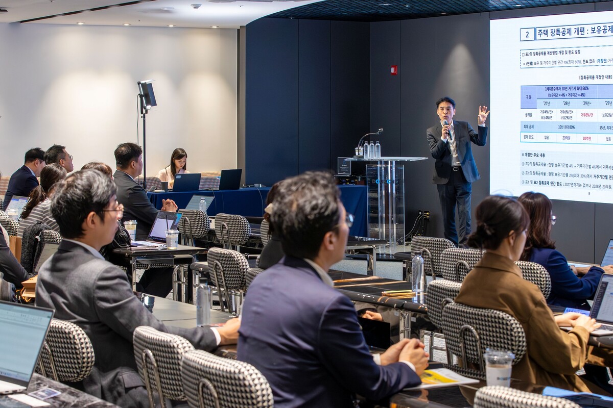 [사진 설명] 15일 서울 중구 더존을지타워 ATEC에서 열린 ‘2026 TAX Leaders Summit’ 1회차에서 김호용 세무법인 화담 대표세무사가 ‘전문가를 위한 개정세법 내용 및 절세전략’을 주제로 강연하고 있다.