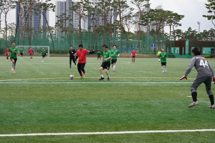 한국세무사회는 전국 세무사들의 친목 도모와 화합을 위해 지난 21일 충남 천안축구센터에서 ‘제3회 한국세무사회장배 축구대회’를 개최했다.