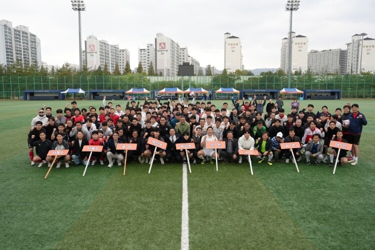 ‘제3회 한국세무사회장배 축구대회’에 참가한 7개 지방회의 9개팀이 단체사진을 촬영하고 있다.