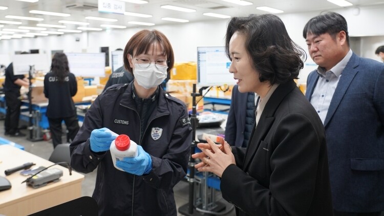 이진희 관세청 통관국장이 29일 인천공항 특송물류센터를 방문해 특송으로 반입되는 물품에 대한 마약검사 현장을 점검하고 있다.