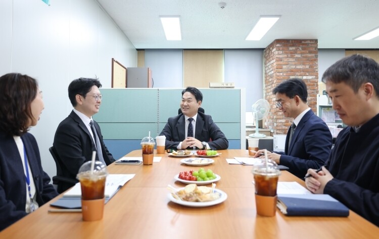 박헌 관세청 차장(가운데)이 27일 정부과천청사에 위치한 관세청 고객지원센터를 방문해 직원들과 간담회를 갖고 있다.