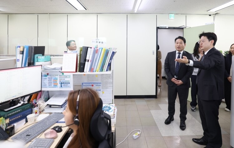 박헌 관세청 차장이 27일 정부과천청사에 위치한 관세청 고객지원센터를 방문하여 근무 현장을 살펴보고 있다
