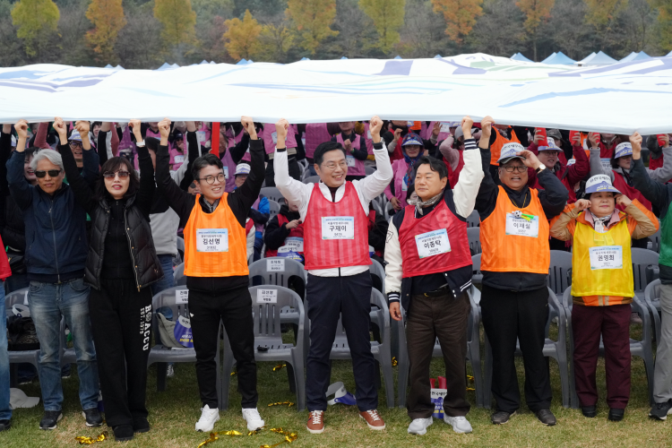 제3회 한마음 체육대회 개회식에서 세무사 공동체 모두가 손을 보탠 대형 현수막 세레머니를 선보이고 있다